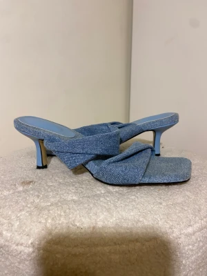 Klackar i denim - Klackar i denim. Lägre klack, väldigt bekväma att gå i. Använd några gånger, bra skick. St 39. Pris: 200kr