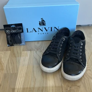 Intressekoll! Lanvin - Intressekoll på mina Lanvins. Skicka gärna prisförslag De är uk 5 vilket motsvarar 39-40. Skorna har svarta snören, rund tå och vit platt sula. Materialet är skinn och de kommer med originalkartong samt extra skosnören. Nypris runt 5000kr