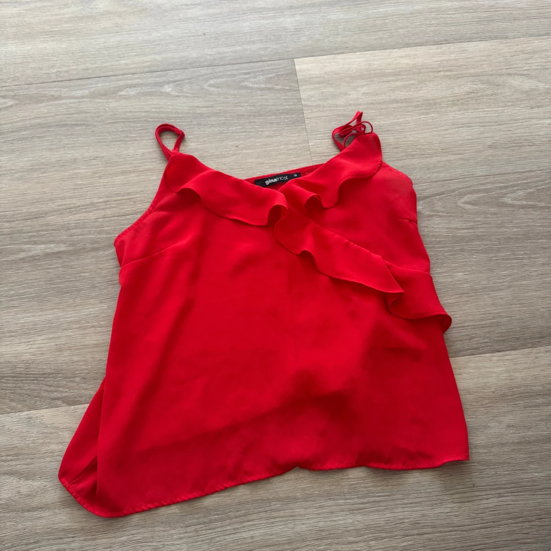 Röd volangtop med smala axelband