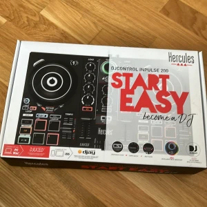 DJ-kontroller Hercules DJControl Inpulse 200 - Säljer en DJ-kontroller Hercules DJControl Inpulse 200. Den har två jog wheels, flera reglage och knappar för mixning, samt anslutning via USB. Kompatibel med PC, Mac och iOS. Perfekt för dig som vill börja DJ:a och lära dig grunderna snabbt.