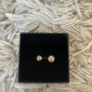 Guldfärgad ring  - Säljer en superfin guldig ring som är använd ett par gånger och därför har den små defekter som gör den lite fläckig. Det är dock något som jag tycker inte syns när man har på sig den! Den är justerbar också så passar till lite möjliga storlekar💗