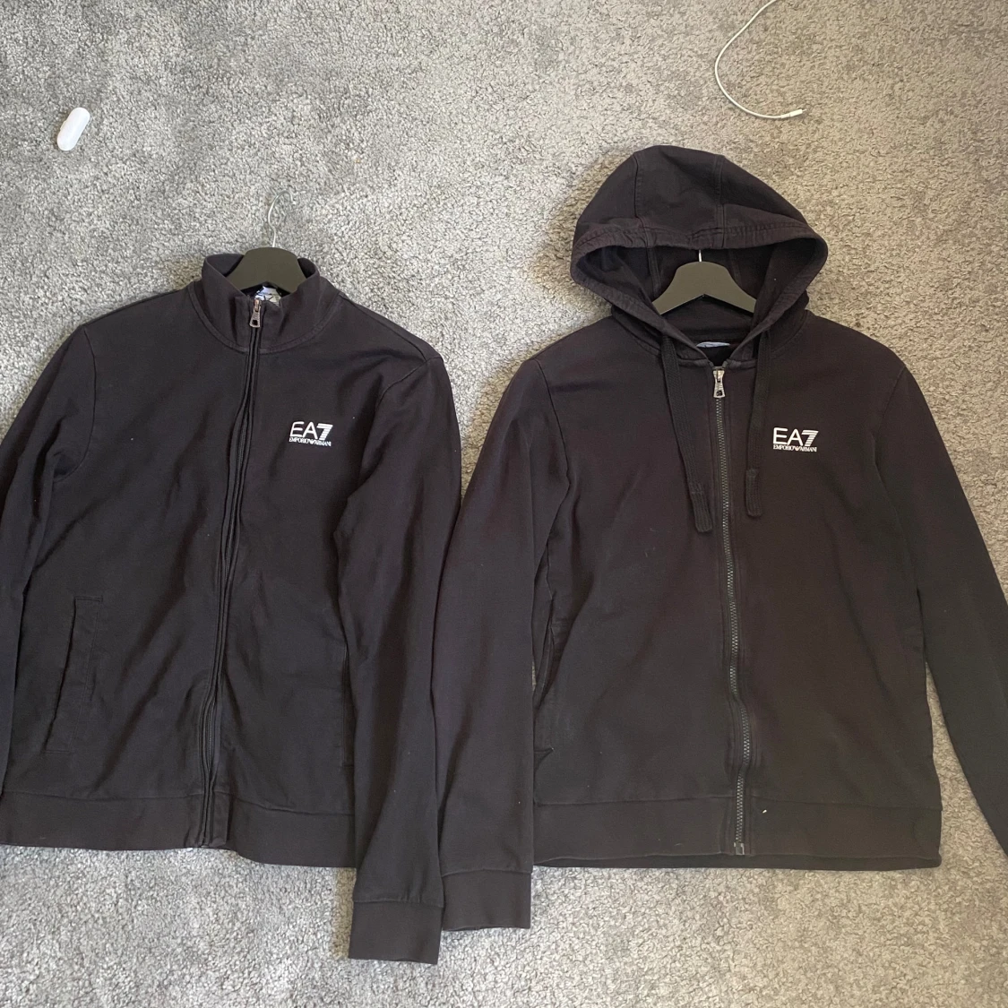 Svarta EA7 ziptröjor
