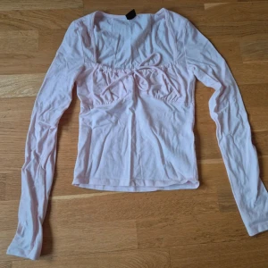 Ljusrosa långärmad top - Söt ljusrosa långärmad topp från Gina Tricot. Helt oanvänd. Djur finns i hemmet.
