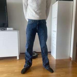 Levis 555 blå jeans - Klassiska blå Levis 555 jeans med rak passform och normal midja. Jeansen har fem fickor, knappgylf och är tillverkade i slitstarkt denim. Perfekta för en avslappnad och tidlös stil. Storlek : 32/34. Hör av er vid frågor! 