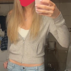 Soft goat zip up  - Skitsnygg zip i gråbeige färg, säljer då den ej kommer till användning. Bra skick. Storlek S.
