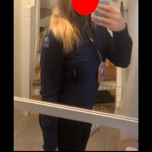 Mörkblå jacka från Parajumpers - Säljer en mörkblå jacka från Parajumpers med dragkedja framtill och logotyp på ärmen. Jackan har lång ärm och en smal passform. Perfekt för kyligare dagar. Köptes för 3500 och är sparsamt använd i bra skick, lapparna sitter inte kvar längre och om du vill ha mer bilder eller frågor är det bara att skriva. 