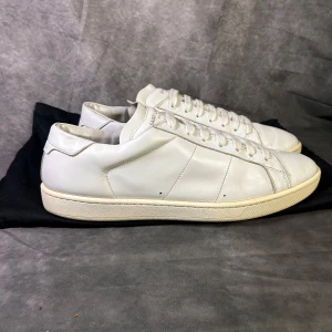 Saint laurent SL/01 - Mycket fint skick | Size 42  | dustbag medföljer | fraktar spårbart inom 24 timmar med PostNord eller instabox