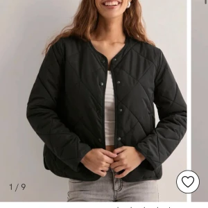 Svart jacka från Nelly - Intressekoll på min fina jacka från Nelly💕 nypris 700kr, jag säljer för 600kr, använd kanske 2 gånger så som helt ny