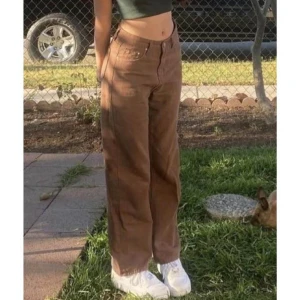 Bruna raka/baggy jeans - Köpta från h&m, knappt använda 