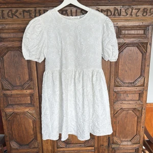 Studentklänning- Vit klänning med puffärmar - Superfin klänning med puffärmar och strukturmönster i tyget. Perfekt studentklänning😍använd 1 gång