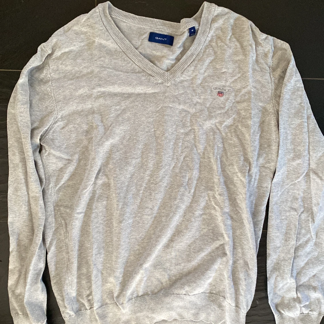 Grå v-ringad tröja från GANT