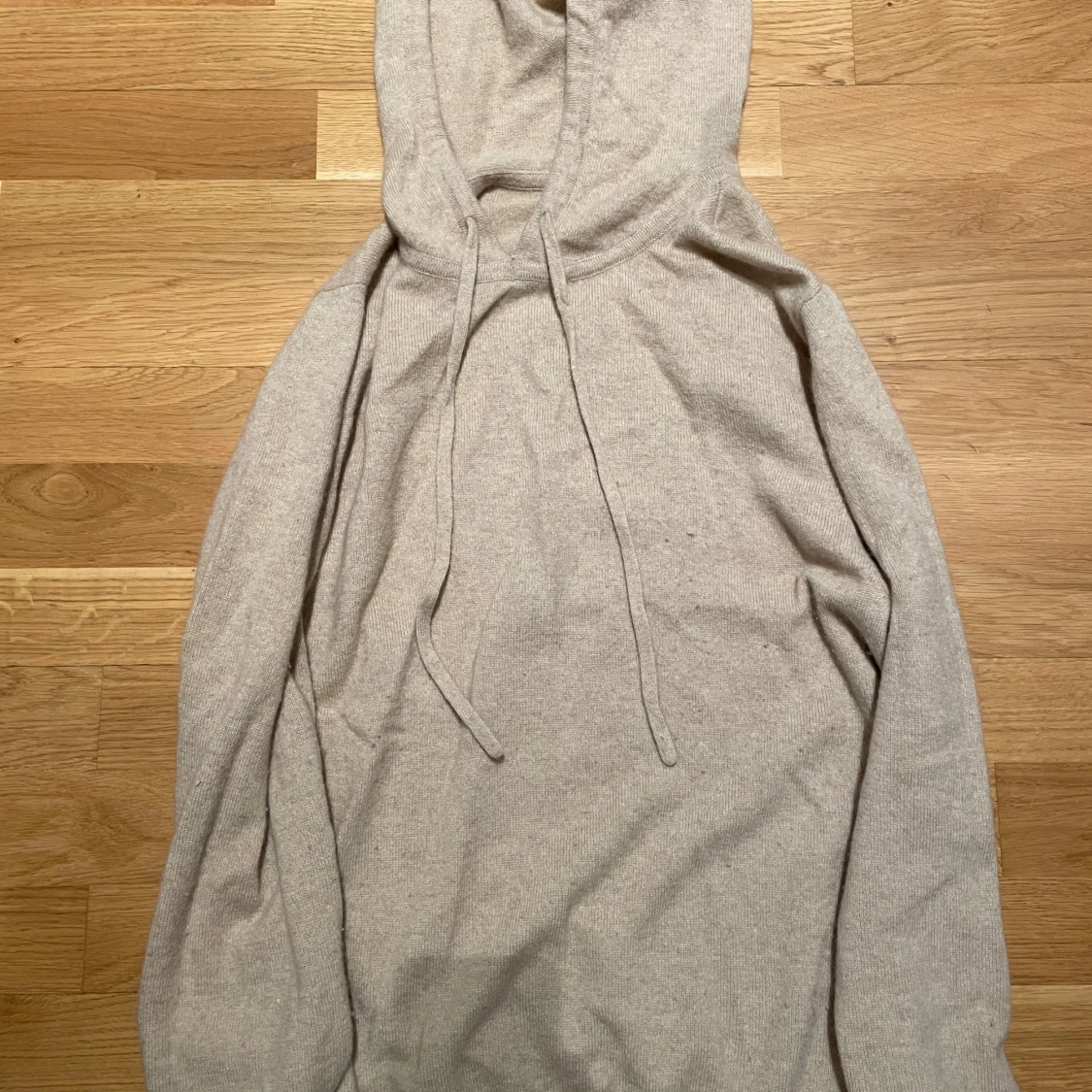 Beige kashmirhoodie från Venzo - 2