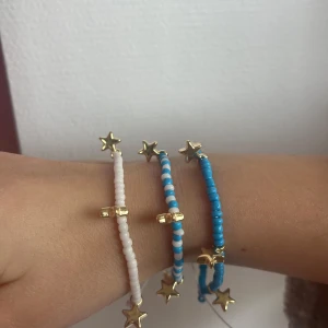 3 pack blå/vit armband  - Säljer detta 3 pack egengjorda armband i färg blå/vit. 
