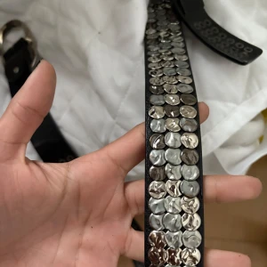 Svart bälte med silvriga nitar - Defekter, bild 3.