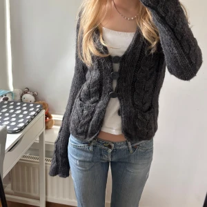 Mörkgrå stickad kofta med  knappar - Grå stickad kofta