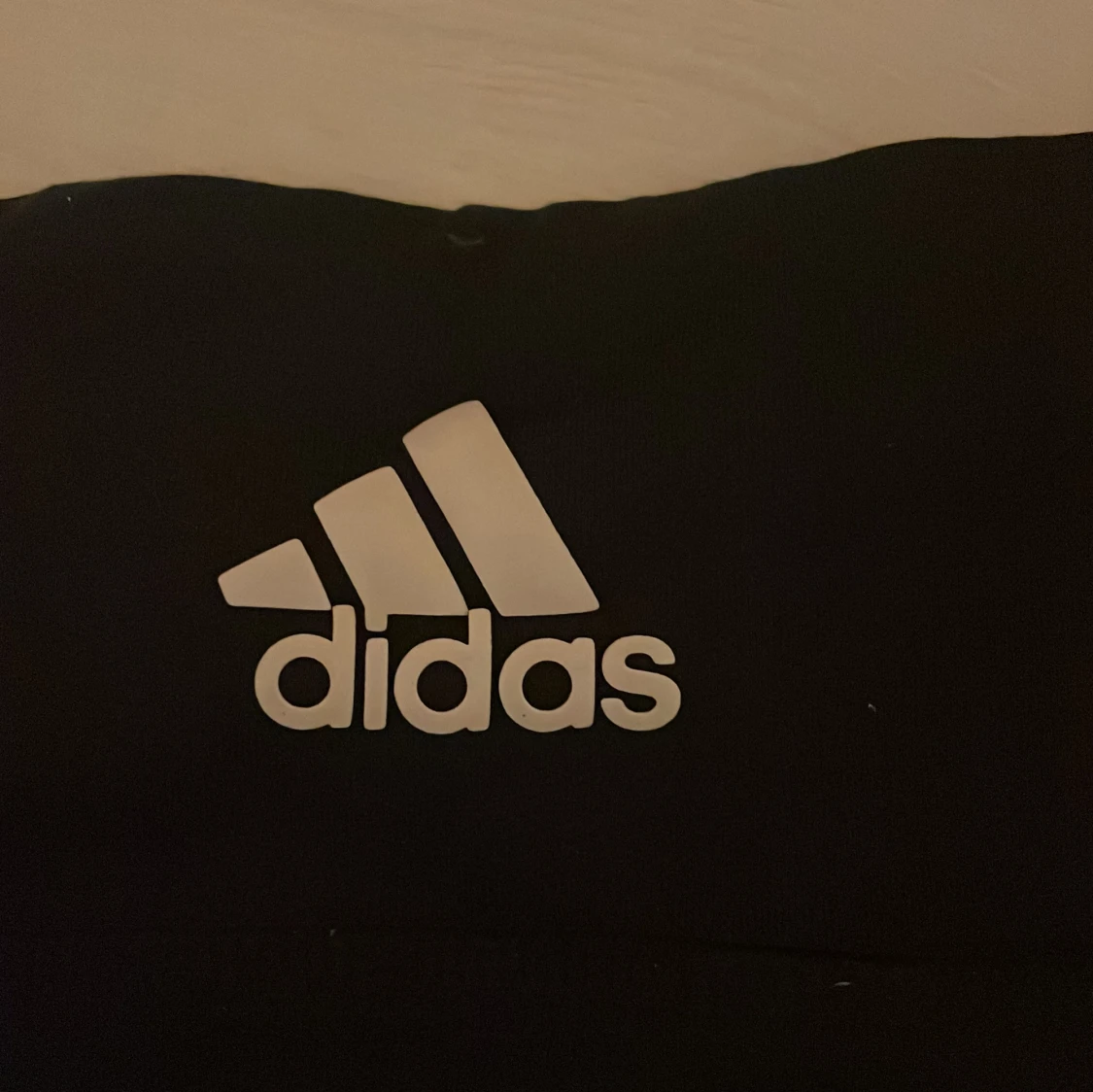 Svarta leggings med vit Adidas-logga - 1