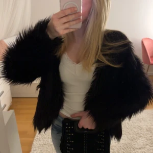 Svart pälsjacka  - Storlek Xs och har inga hål/defekter❤️
