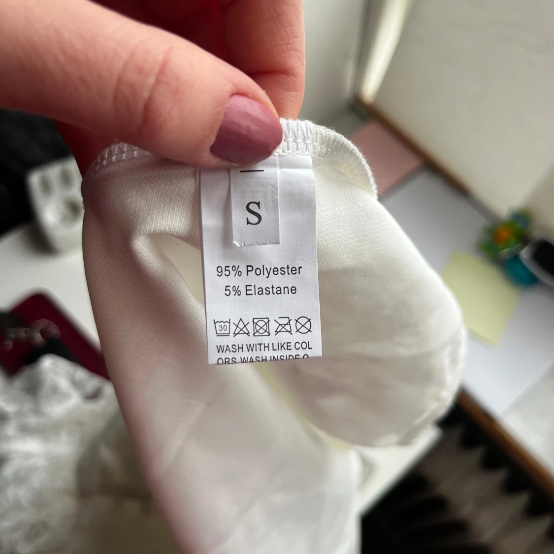 Vit spetsklänning med långa ärmar och knytning - 4