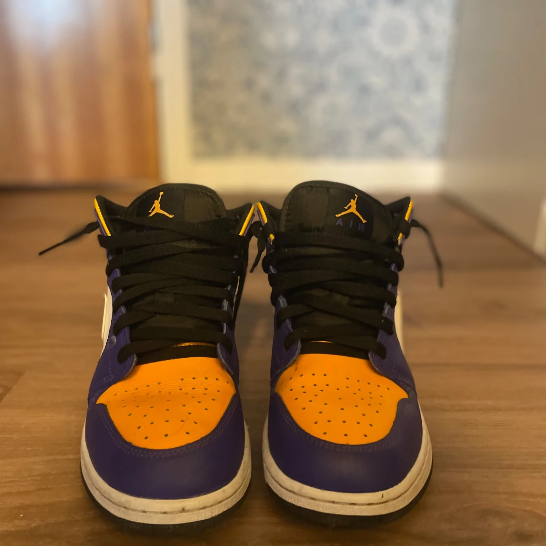 Jordan 1 lakers - 1