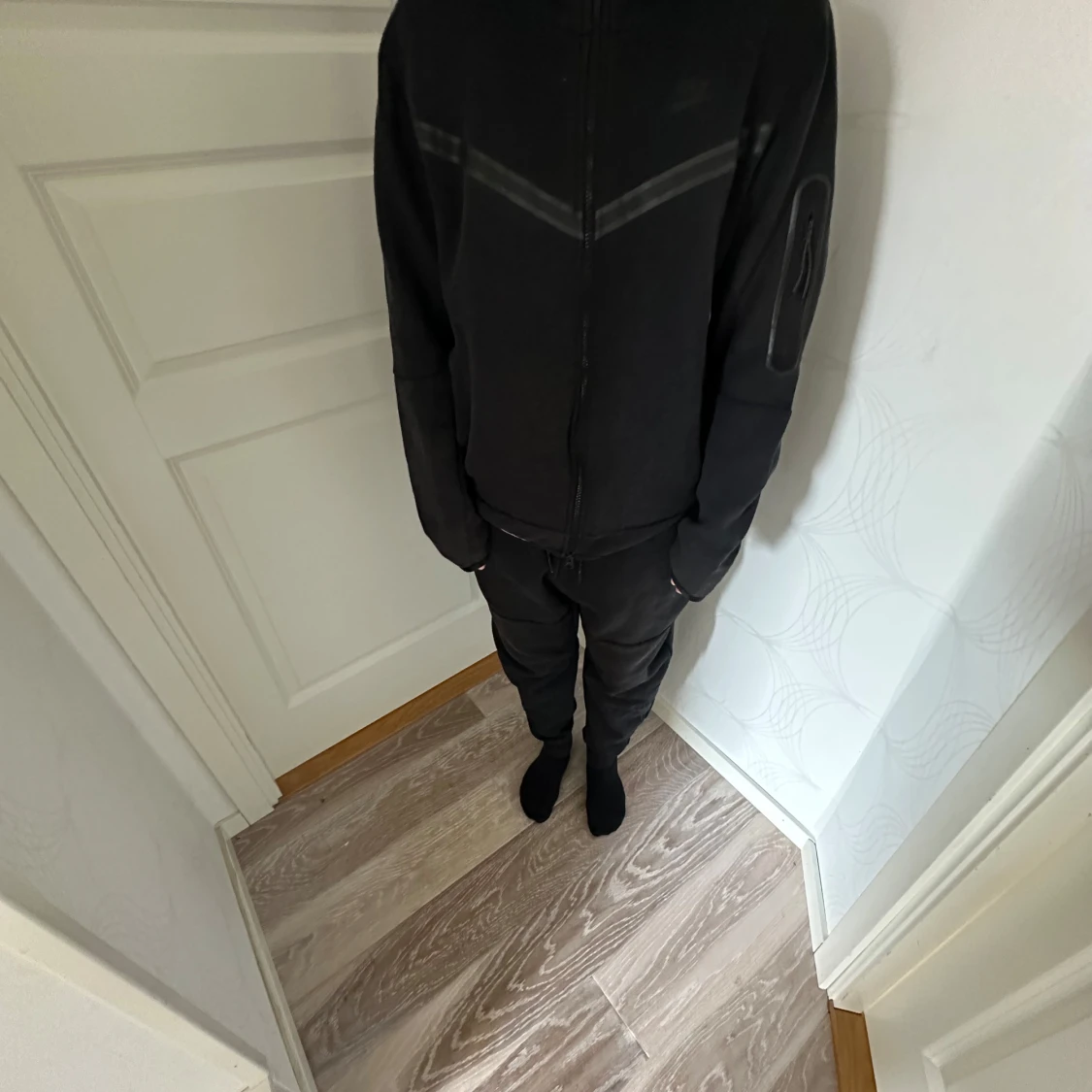 Svart zip-hoodie och sweatpants från Nike - 1