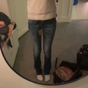 Blå jeansbyxor från Replay - Säljer ett par blå jeansbyxor från Replay. De ör använda men ändå i bra skick. W24 och L32💖💖