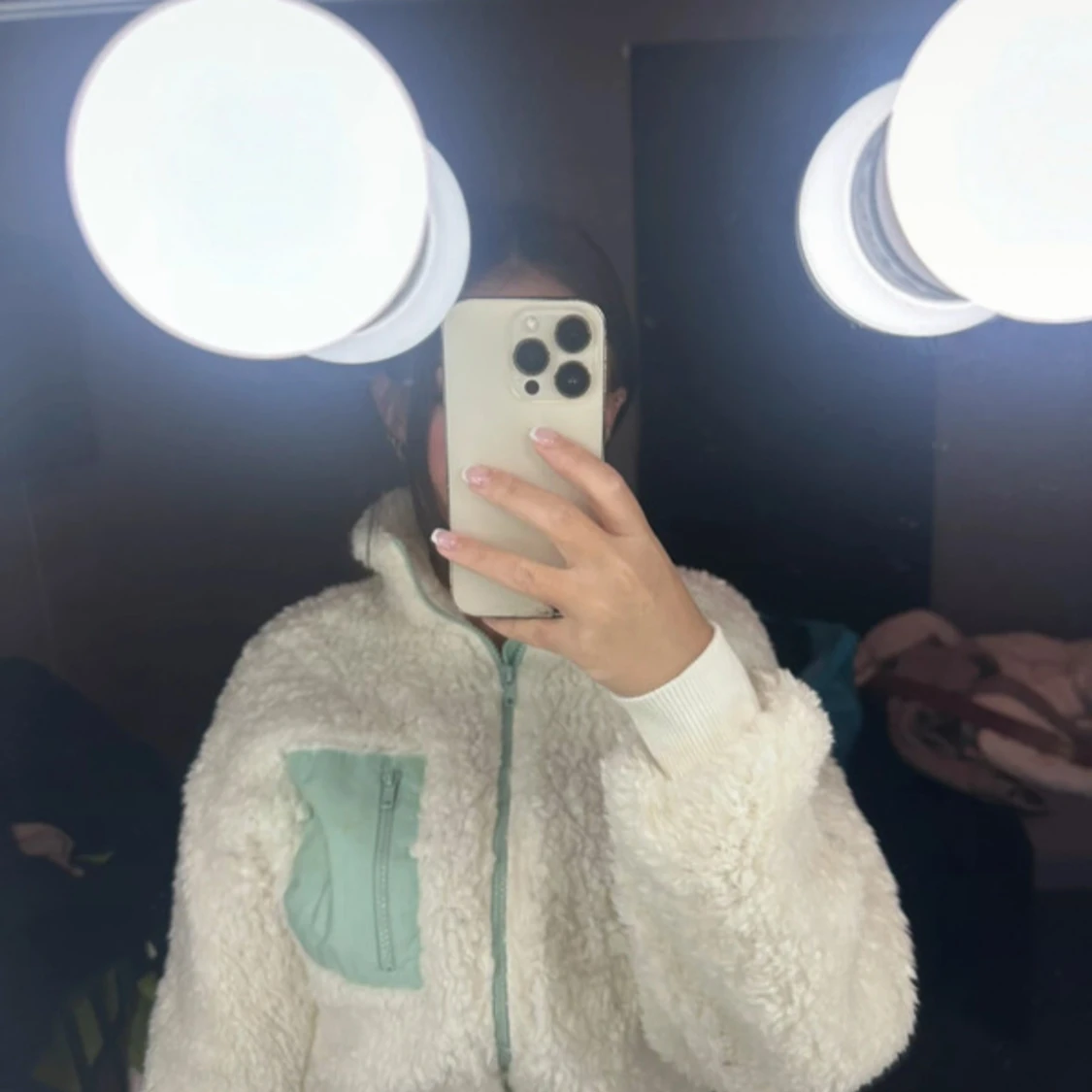 Vit teddyjacka med mintgrön ficka