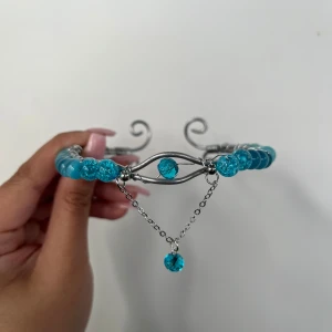 Armcuff/ armsmycke  - Perfekt till balen/ studenten/ eller skolavslutningen. Du kan välja om du vill ha det på över eller under armen✨