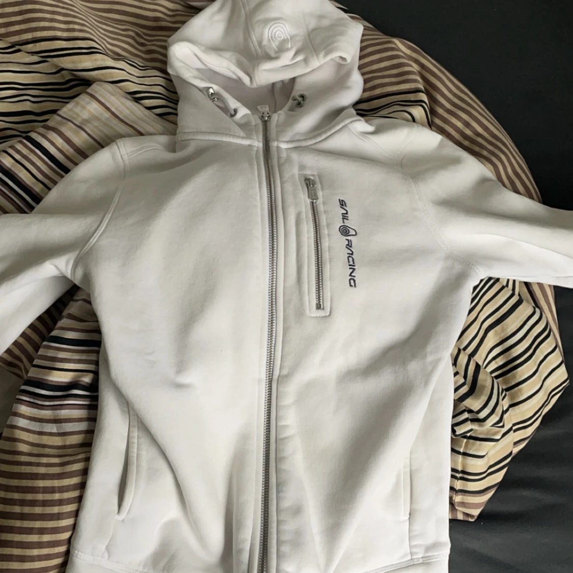 Vit hoodiejacka från Sail Racing