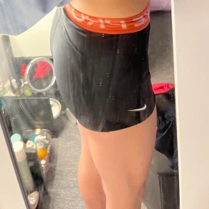 Svarta träningstights-shorts från Nike - Tight i rumpa 
