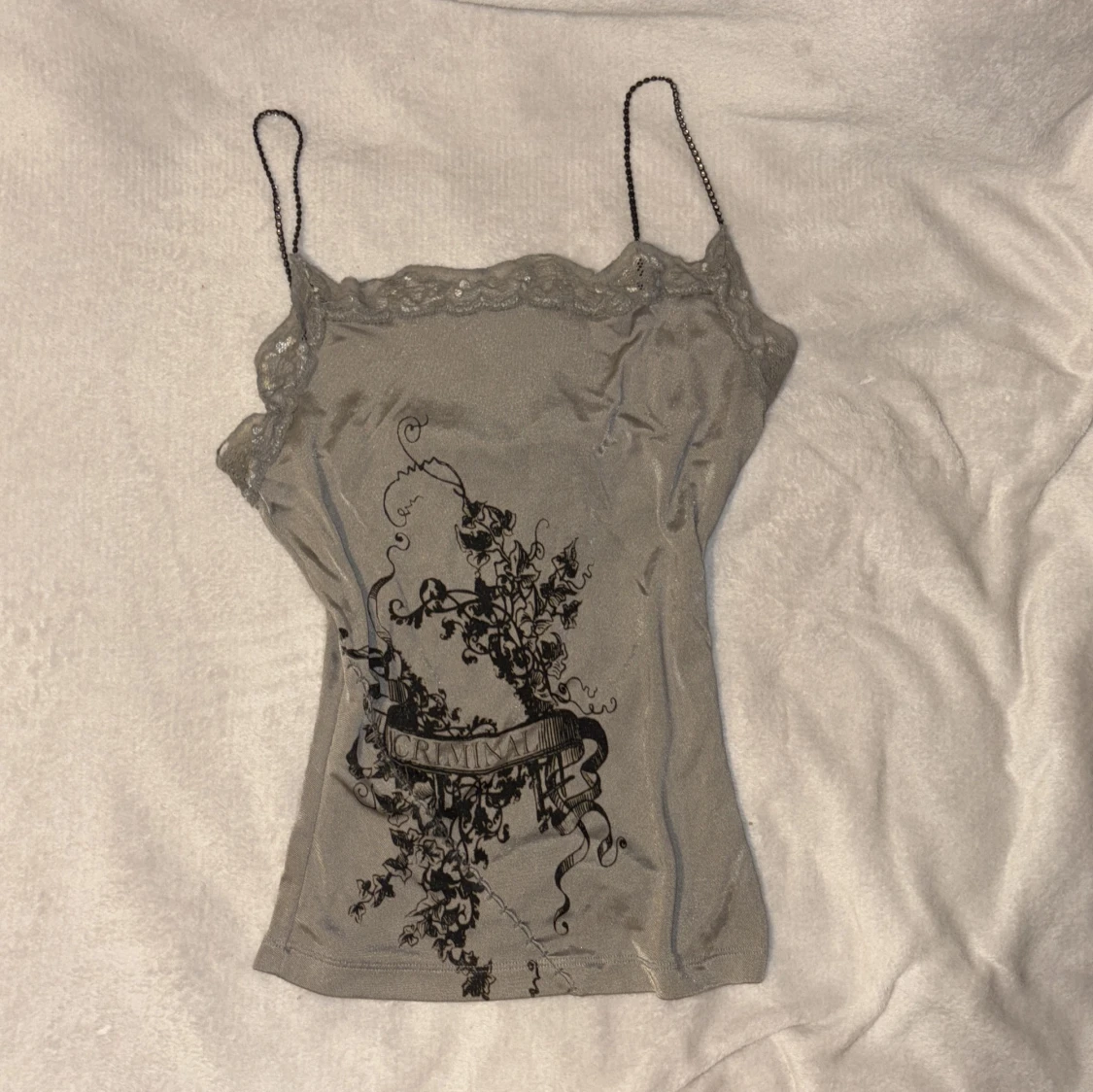 Grå linnetopp med spets och tryck