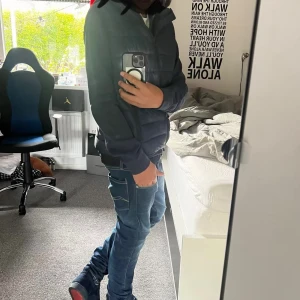 Replay jeans herr w27 l30 - Säljer ett par snygga Replay jeans i klassisk blå denim med tydliga slitningar och kontrastsömmar. Modellen har raka ben, fem fickor och läderpatch med Replay-logga bak. Perfekta för dig som gillar stilrena jeans med lite edge. 1200kr nypris,kom privat för fler bilder!🙂