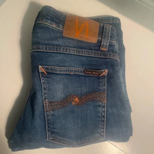 Nudie jeans - Tja! Just nu säljer vid dessa sjukt snygga nudie jeans i modellen grim Tim. Jeansen har en sliten design och är i storlek 28/28! Ny pris = 1600kr Vårat pris = 349kr Hör av dig vid minsta lilla fråga!