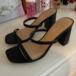 Svarta klackade sandaler från Amisu - Säljer ett par svarta sandaler från Amisu med bred klack och två tunna remmar över foten. Använd endast 1 gång, klacken är ca 9cm 🖤