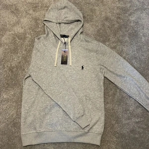 Ralph lauren hoodie ny! - Tja. Söker nu denna sprillans nya gråa Ralph lauren hoodie i storlek M. Den är riktigt fin och passar till alla tillfällen. Säljs för 899kr
