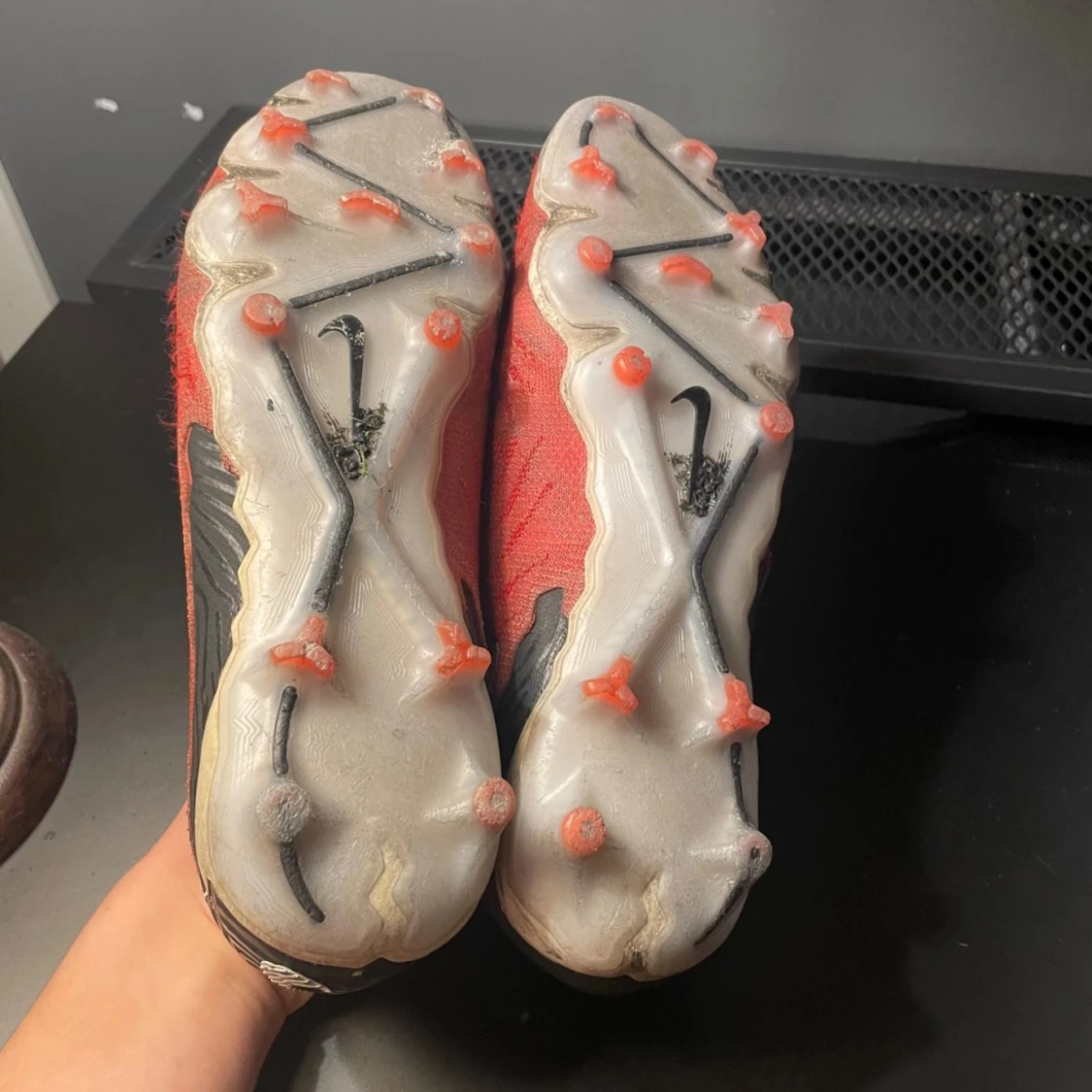 Nike fotbollsskor i röd och svart - 4