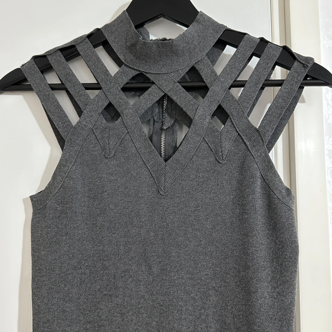 Grå tight klänning med unikt axelparti - 1