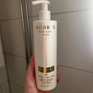 BOBBYS Hair Care Body Lotion - BOBBYS Hair Care Sweden Body Lotion i vit plastflaska med pump. Se bild 2 för mängd