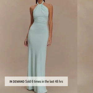 Ljusblå långklänning med halterneck - Säljer denna jättesnygga balklänning från Meshki! Hann tyvärr inte lämna tillbaka därav säljer, aldrig använd med prislapp kvar! 🙌🏻💕så snygg modell och färg. Storlek xxs men skulle säga att den passar både xs och s också 🫶🏻