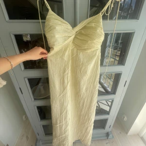 Adoore Rialto klänning  - Vackraste klänningen till sommaren! Från adoore och Rialto klänningen som är slutsåld. Så fin gul färg, tyvärr för stor för mig dock! 