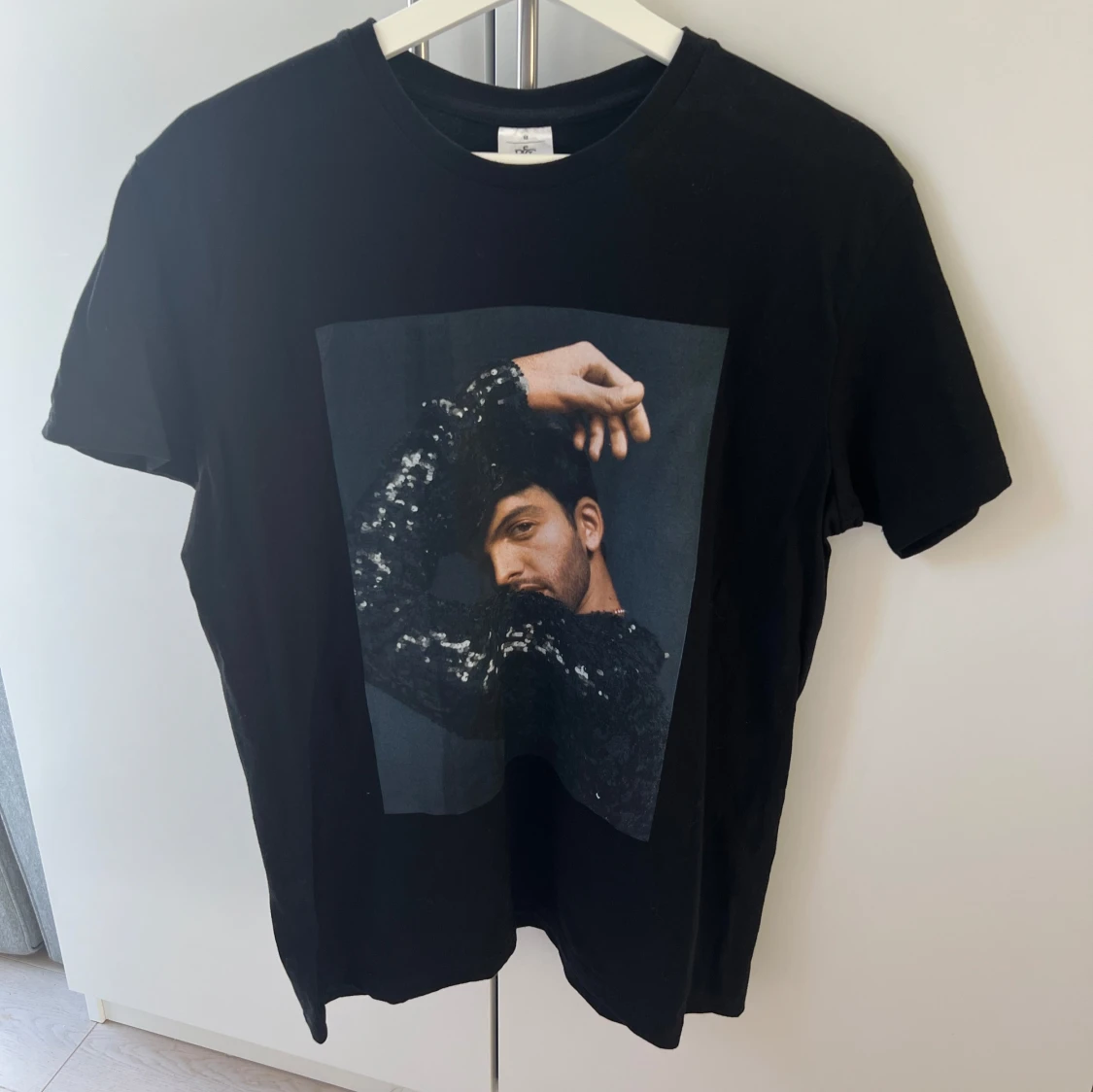 Svart t-shirt med Darin-tryck