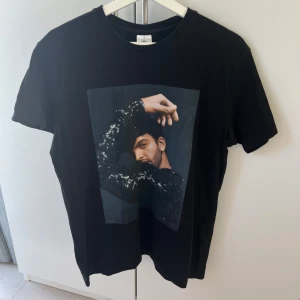 Svart t-shirt med Darin-tryck - Svart t-shirt med stort tryck av Darin på framsidan och turnédatum på baksidan. Köpt på Hans konsert!