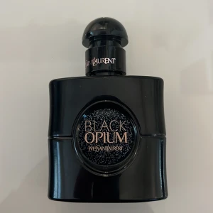 Black Opium parfym från Yves Saint Laurent -  parfym från Yves Saint Laurent  jag tycker den är lite för mörk för mig därav Varför jag säljer den  andvänt den 2 gånger så den är nästan helt full 