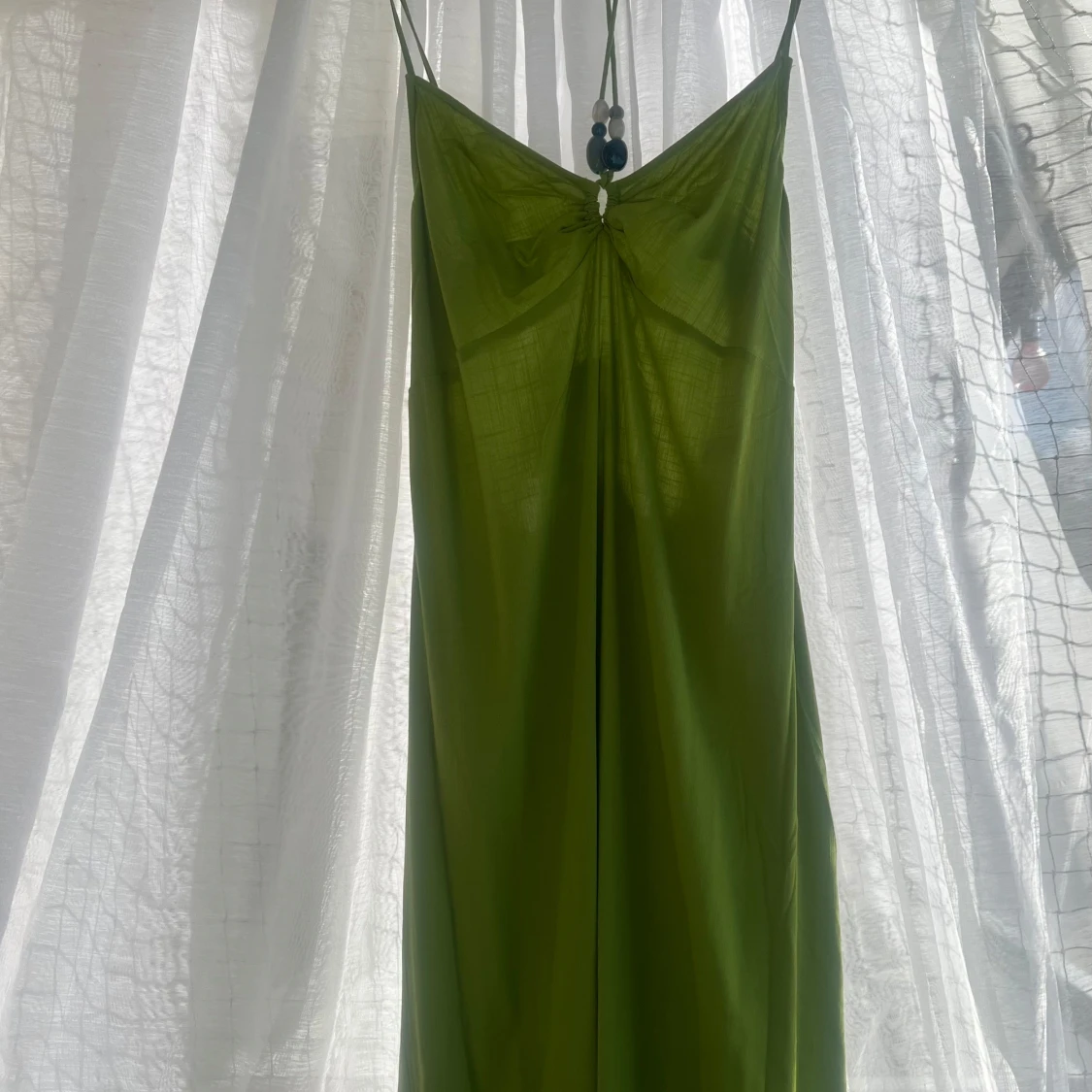 Grön långklänning med smala axelband - 1
