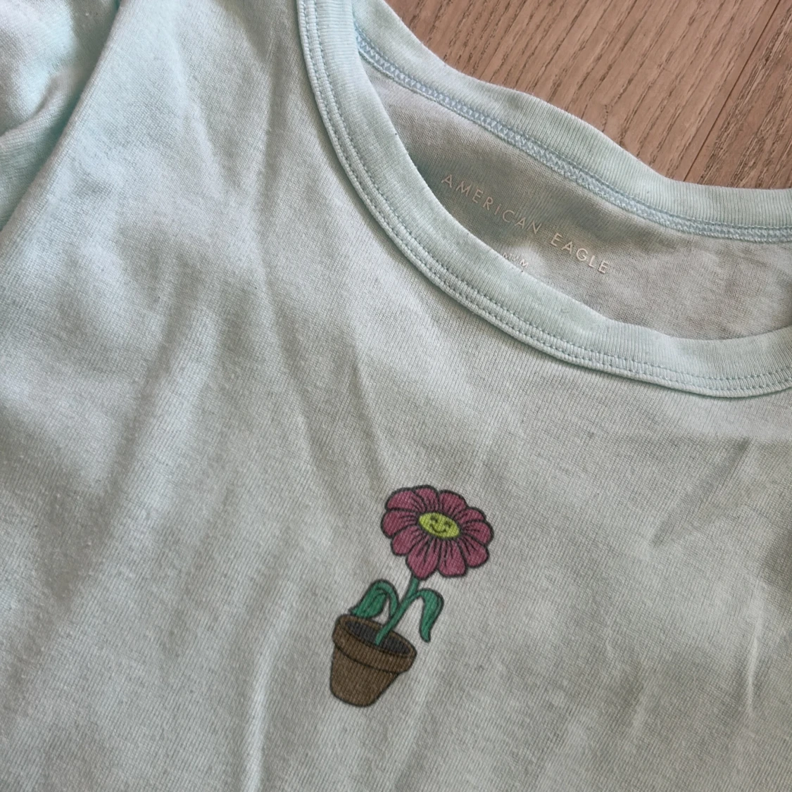 Ljusgrön t-shirt med blomtryck från American Eagle - 1