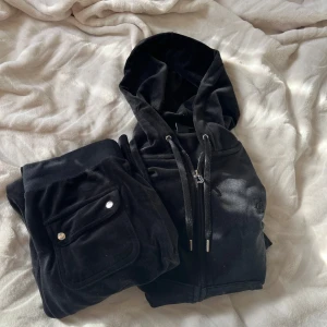 Svart Juicy Couture Set - Säljer detta superfina juicy set då jag inte använder längre, använt skick men inga skador! Byxorna XS tröjan S.💓 