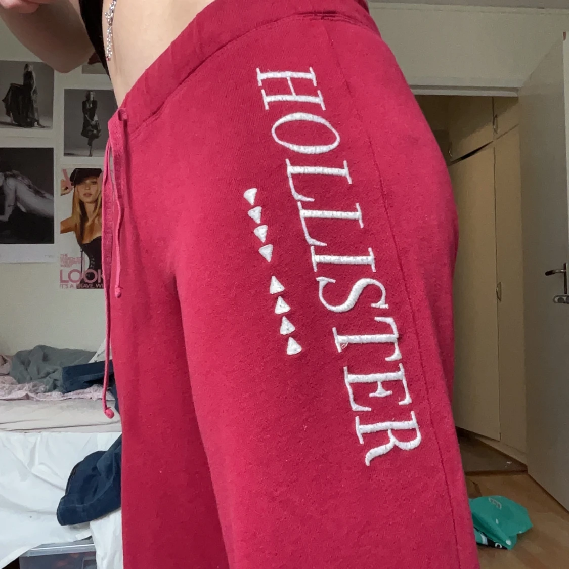 Röda mjukisbyxor från Hollister - 1