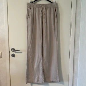 Beiga linnebyxor  - Linnebyxor från lager 157. Använda ett fåtal gånger. Byxorna har fickor fram och en bakficka. 