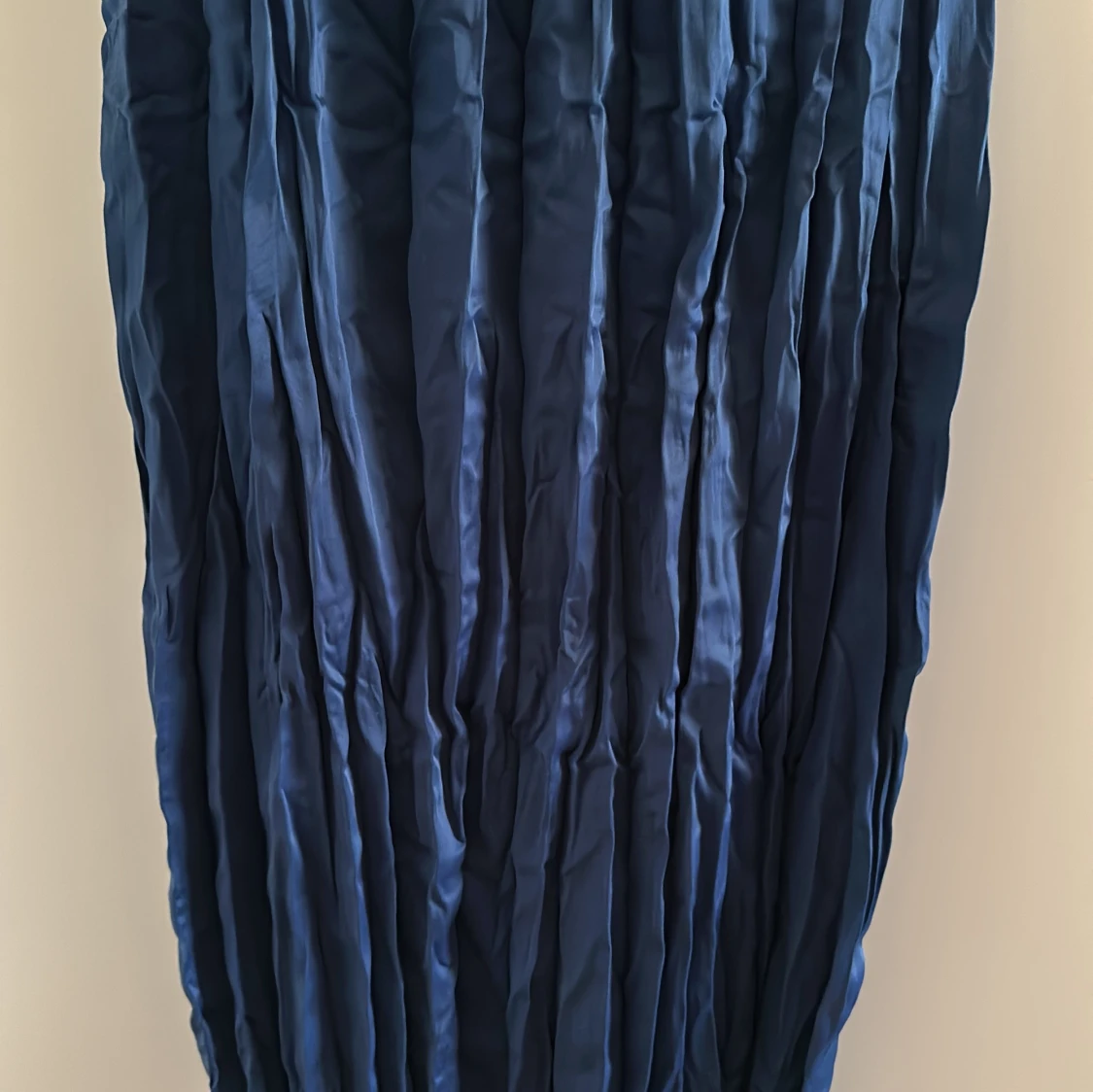 Marinblå plisserade kjol från Zara - 2