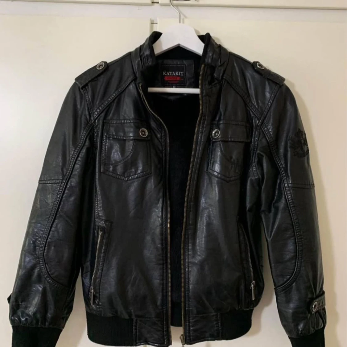 Svart skinnjacka från Katakit