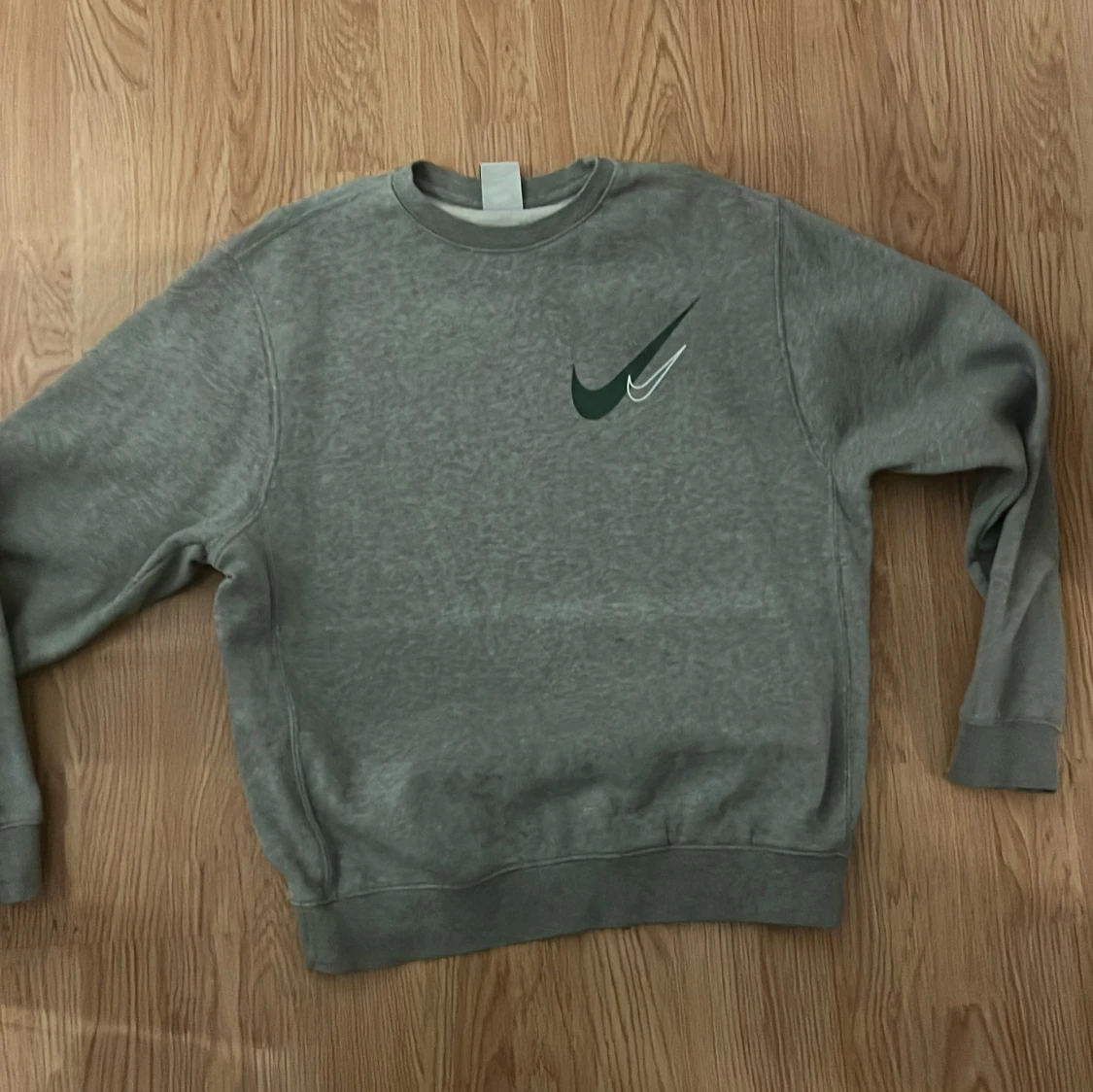 Grå sweatshirt från Nike